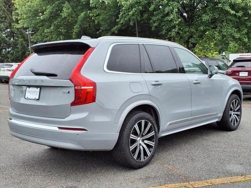 2024 Volvo XC90 B5 Plus