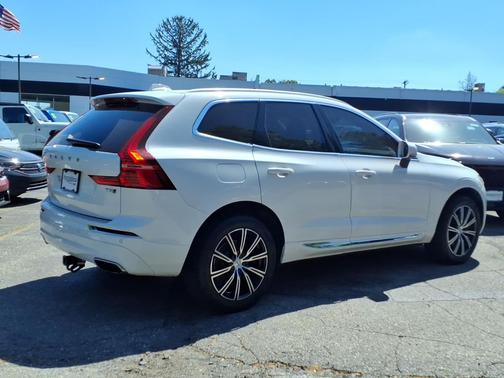 Ice White 2021 Volvo XC60 T5 Inscription