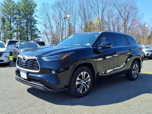 Midnight Black Metallic 2022 Toyota Highlander XLE