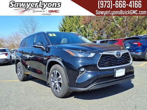 Midnight Black Metallic 2022 Toyota Highlander XLE