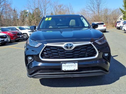 Midnight Black Metallic 2022 Toyota Highlander XLE
