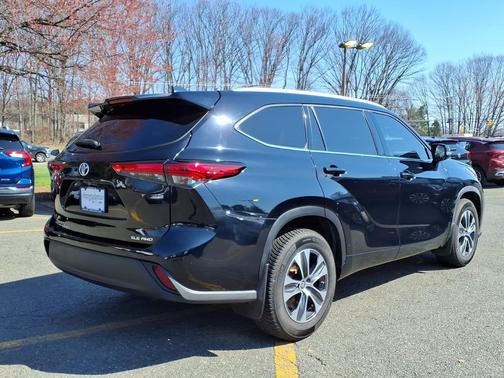 Midnight Black Metallic 2022 Toyota Highlander XLE