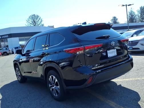 Midnight Black Metallic 2022 Toyota Highlander XLE
