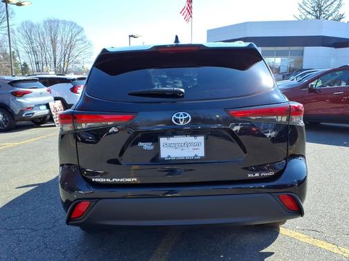 Midnight Black Metallic 2022 Toyota Highlander XLE