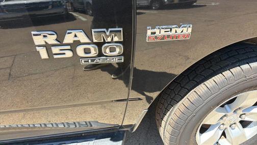 Brilliant Black Crystal Pearlcoat 2019 RAM 1500 SLT
