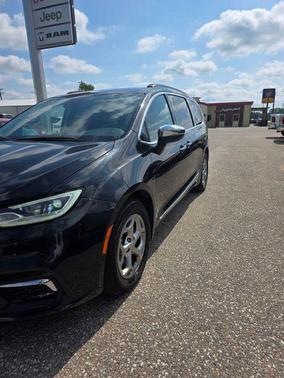 Brilliant Black Crystal Pearlcoat 2023 Chrysler Pacifica Limited