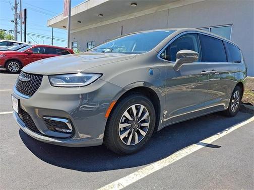 2022 Chrysler Pacifica Hybrid Touring L