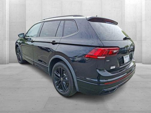 Deep Black Pearl Effect 2022 Volkswagen Tiguan 2.0T SE R-Line Black