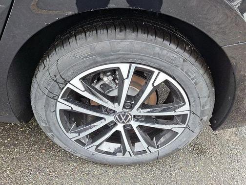 Deep Black Pearl Effect 2026 Volkswagen Jetta 1.5T Sport