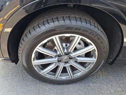 Orca Black Metallic 2017 Audi Q7 3.0T Premium Plus