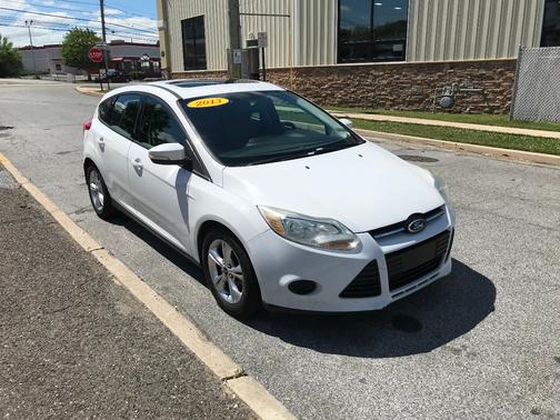 Whtie 2013 Ford Focus SE