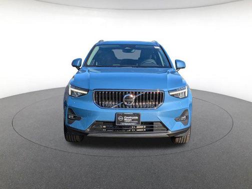 2025 Volvo XC40 B5 Plus Bright Theme