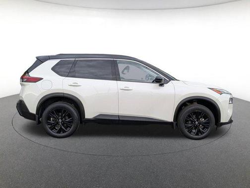 Pearl White Tricoat/Super Black 2023 Nissan Rogue SV
