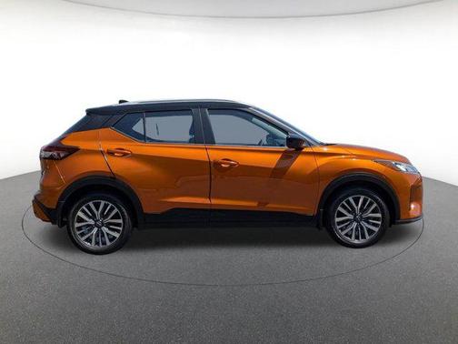 Monarch Orange Metallic/Super Black 2022 Nissan Kicks SV