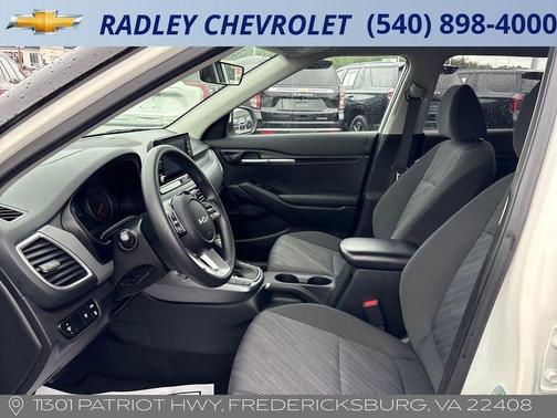 White 2023 Kia Seltos LX