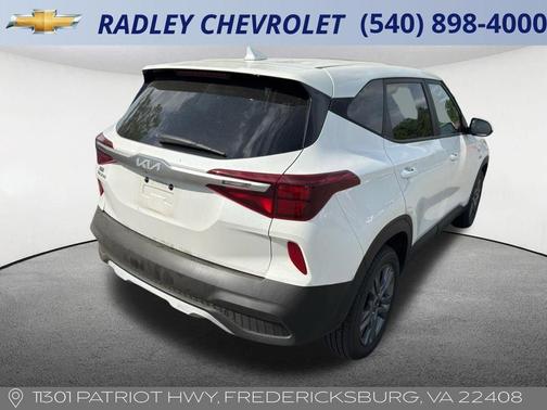 White 2023 Kia Seltos LX