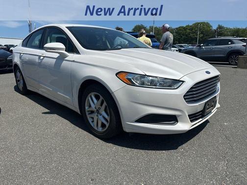 White 2016 Ford Fusion SE