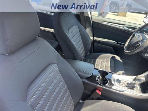 White 2016 Ford Fusion SE
