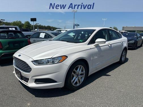 White 2016 Ford Fusion SE