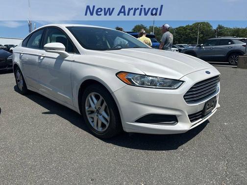 White 2016 Ford Fusion SE