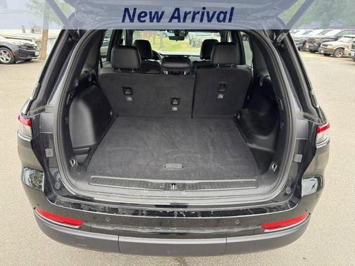 Diamond Black 2025 Jeep Grand Cherokee Laredo