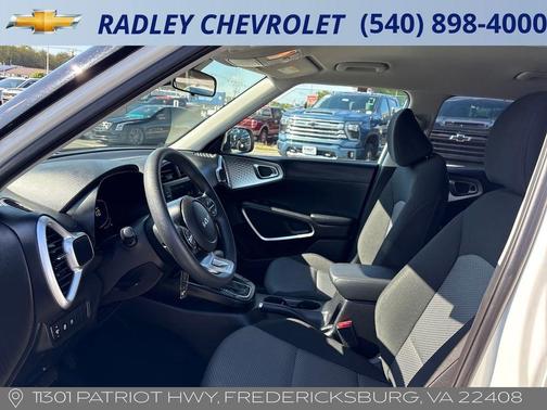 White 2025 Kia Soul LX