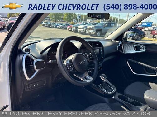 White 2025 Kia Soul LX