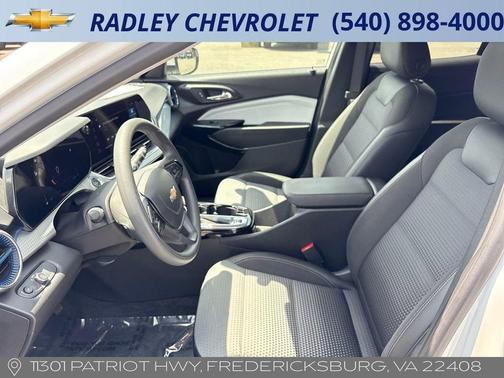 Summit White 2025 Chevrolet Trax LT