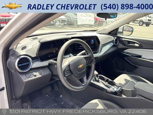 Summit White 2025 Chevrolet Trax LT