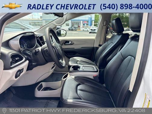 Bright White Clearcoat 2024 Chrysler Pacifica Touring-L