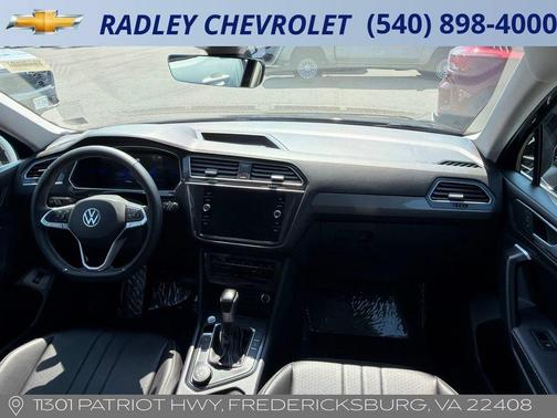 Deep Black Pearl Effect 2024 Volkswagen Tiguan 2.0T SE