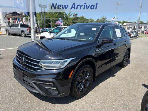 Deep Black Pearl Effect 2024 Volkswagen Tiguan 2.0T SE