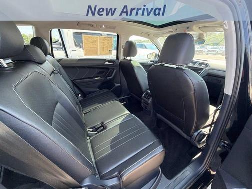 Deep Black Pearl Effect 2024 Volkswagen Tiguan 2.0T SE