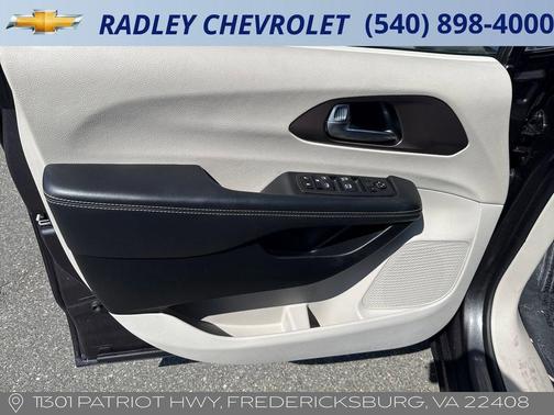 Granite Crystal 2023 Chrysler Voyager LX