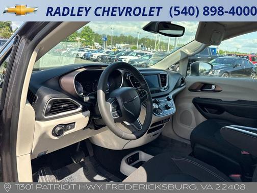 Granite Crystal 2023 Chrysler Voyager LX