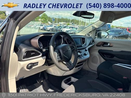 Granite Crystal 2023 Chrysler Voyager LX
