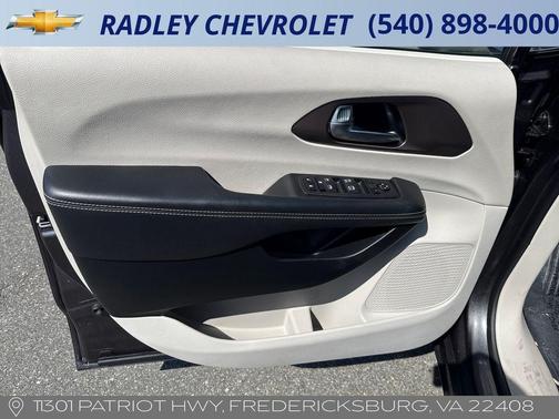 Granite Crystal 2023 Chrysler Voyager LX