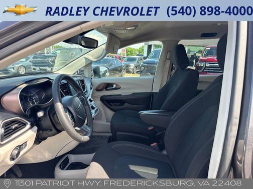 Granite Crystal 2023 Chrysler Voyager LX