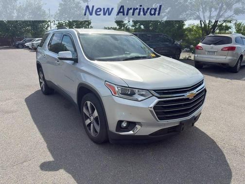Silver Ice Metallic 2018 Chevrolet Traverse LT Leather