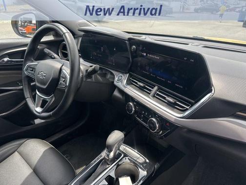 Nitro Yellow 2025 Chevrolet Trax ACTIV