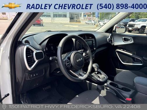 White 2025 Kia Soul LX