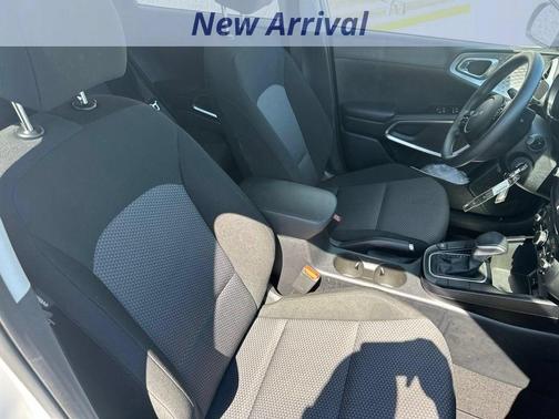 White 2025 Kia Soul LX