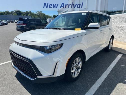 White 2025 Kia Soul LX