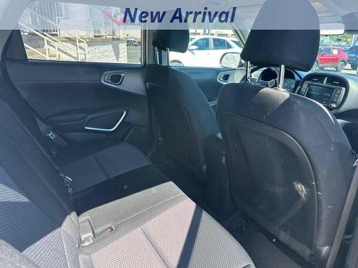 White 2025 Kia Soul LX