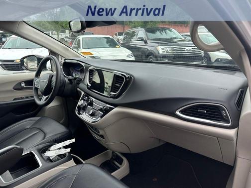 Bright White Clearcoat 2024 Chrysler Pacifica Touring-L
