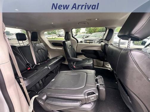 Bright White Clearcoat 2024 Chrysler Pacifica Touring-L