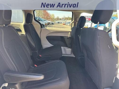 2024 Chrysler Voyager LX