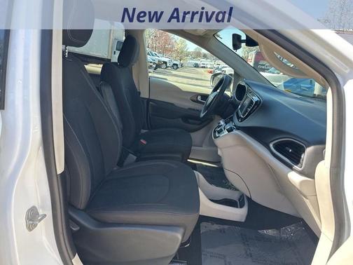 2024 Chrysler Voyager LX