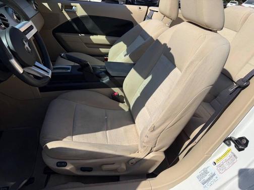 2005 Ford Mustang Deluxe