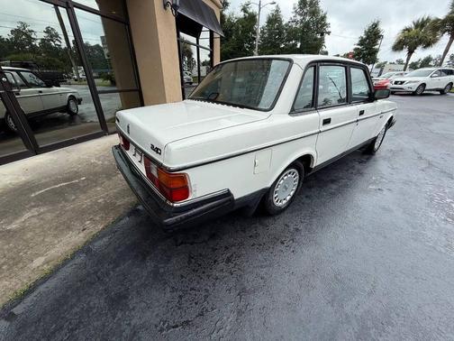 1993 Volvo 240 Base 4dr Sedan